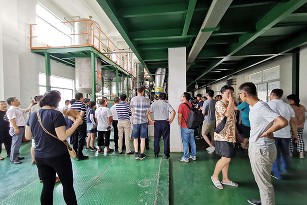 Liderrak eta ikaskideei ongi etorria ematen die bisitatu eta ikasteko